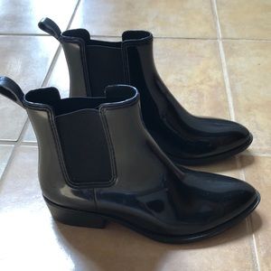 Shiny black Chelsea rainboot